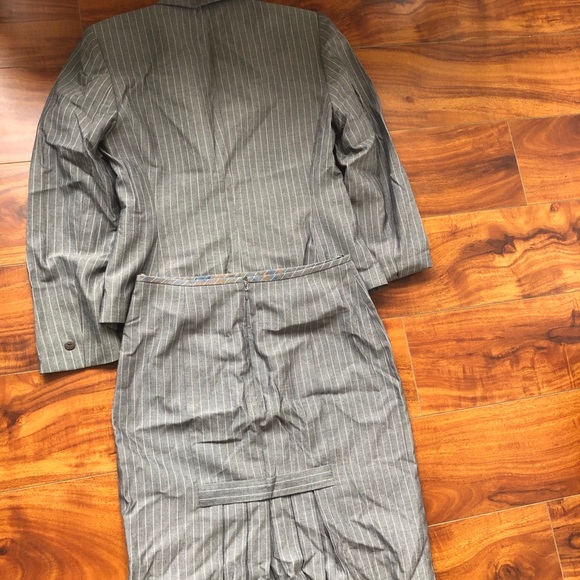 Women’s suits - Picture 3 of 8